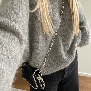 Väska i skinn - Har sett att denna väska har blivit populär igen på Plick så försöker sälja min också! Är i bra skick och man kan ändra axel-kedjan om man vill det:) 