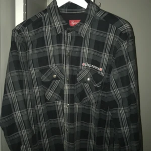 supreme x independent flannel overshirt - från AW17 storlek M 8/10 bra kondition men bara några noppar som går att rulla av