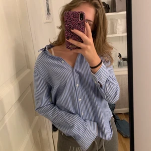 Randig skjorta  - Jättefin skjorta från Gina som är i toppen skick och endast använd fåtal gånger💙 kan mötas i Danderyd och i centrala Stockholm💙 orginal pris: 399kr