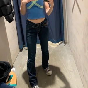 Low waist jeans - Säljer dessa as coola low waist jeansen! Det står ej storlek men de passar s- xs ganska korta. På bilden har jag gjort de lite minde med knappen men de ser inte ut så.