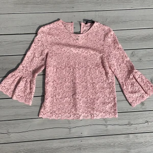Rosa tröja från Zara - Nästintill helt oanvänd. Perfekta rosa färgen. Kan ha både till vardags men även till finare tillfällen. I med att det är spets så är den lite ”genomskinlig” då det är ”hål”. Armarna går inte hela vägen ner till handen. Skriv till mig för mer info👼🏼👼🏼👼🏼👼🏼🥰🥰