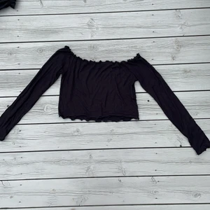 Off shoulder svart - Från Gina tror jag. Skönt ribbat material men fina detaljer (se bild 2). Har råkat få två små hål efter att jag klippte bort lappen (se bild 3) men knappt något som syns. Man skulle nog kunna sy ihop det lätt själv⚡️🧚🏼‍♀️⚡️🧚🏼‍♀️