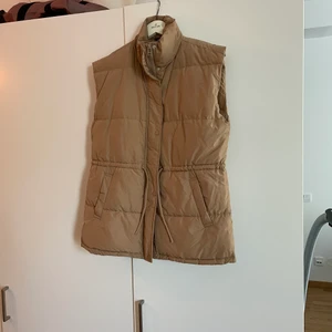 H&M väst  - Säljer min väst från hm. Använd ett fåtal gånger! Säljaren står för frakt.