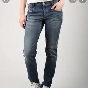 Helt oanvända jeans från Diesel ”Belthy regular slim-straight low waist” 💙 W29 L32