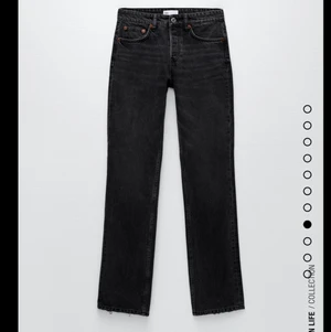 Säljer grå zara jeans - Säljer dessa superfina grå/svarta jeansen ifrån zara! Aldrig använda 💗 slutsålda i denna strl