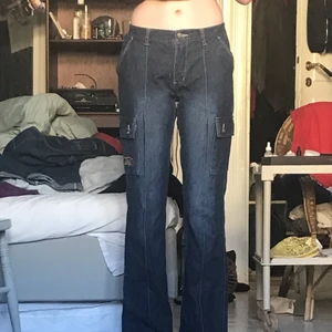 coola jeans - skitcoola lowrise buffalojeans köpta på humana! jättefin passform samt coola detaljer på fickorna! säljer pga lite för små för min smak på mig som är 171<3