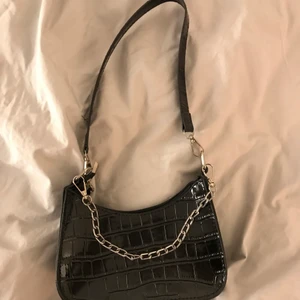 Väska - Svart västa med kedja, köpare står för frakten