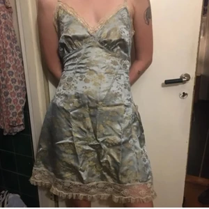 Vintage silkesklänning med spets  - Saknas typ två knappar där bak som man kan se på andra bilden. Banden går att justera och det finns även en liten ficka på ena sidan! 