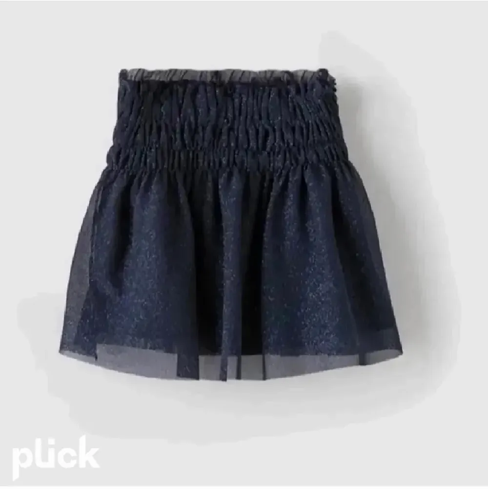 Super söt zara kjol från barnavdelningen 12-14 år i storlek men är själv 15 o kan ha den❤️. Kjolar.