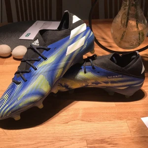 Fotbollsskor 42 - Hej. Köpte dom för 2800kr och har använt dom kanske 4-3 gånger, säljer dom för dom ligger bara där och jag spelar med andra skor just nu. Modell Adidas Nemeziz 1