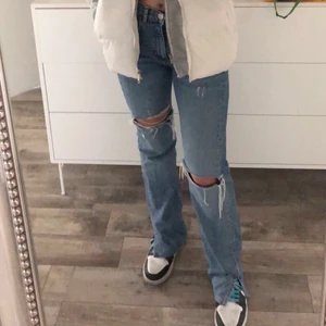 Jeans med slits  - Superfina jeans med slits och hål från pull&bear. Perfekt längd över skorna på mig som är ca 165 och de börjar precis under naveln!! Passar till iprincip vad som, supersnygga att matcha till väst nu i höst 🍂 Finns inga defekter 🥰❤️❤️