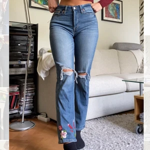 Jeans med brodering - Dessa är från lager 157 och jag har själv broderat nederlanten på ena byxbenet. Supefina o gulliga men jag tycker dom är lite för korta för mig numera. (Jag är 171cm)