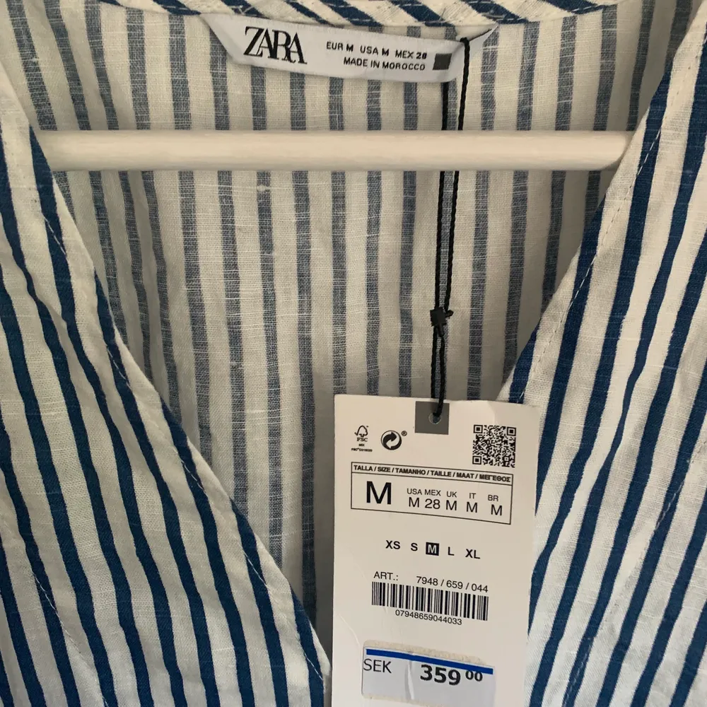 Säljer denna helt oanvända trendiga zara klänning då den är lite kort på mig, är runt 177cm, alla lappar kvar, skriv gärna för mer info (frakt 45kr). Klänningar.