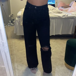 Bershka Jeans - Säljer ett par bershka jeans som jag köpt från Asos! Endast provade men tog bort prislappen för tänkte jag skulle spara dom ändå. Men säljer för att dom är alldeles för stora. Storlek 40, köpta för 259 säljer för 199! Du står för frakten❣️