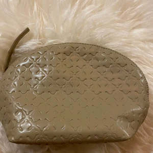 By malene birger necessär  - Liten necessär från by malene Birger. Använt skick se bild 3