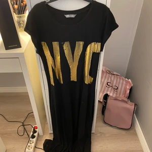 Klänning - Super fin lite längre klänning. Storlek XS/S. Frakt tillkommer, buda 😗💖