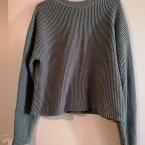 Stickade tröjor, höstens trender  - Gråblå stickad tröja från BIKBOK i kortare modell, ganska tunn och mjuk. Inte stickig öht. En blå/vitrandig stickad tröja med PUFFÄRM från BIKBOK . Den snyggaste tröjan jag ägt tror jag 😂. Har två så säljer nu den ena då dem är värd att komma ut och röra på sig :). Vit ribbad tröja med krage från Monki. Också kortare modell men inte croppad. Lapparna kvar pga dubbelköp. Säljer självklart tröjorna var för sig med, och då ändras såklart priset för frakt med :) Fler bilder skickas vid önskemål. 