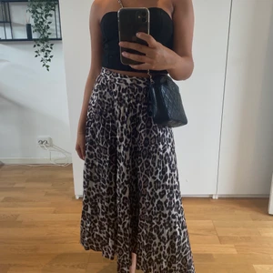 Plisserad kjol - Supersnygg plisserad kjol i leopardmönster🐆🐆🐆 den perfekt längden!!