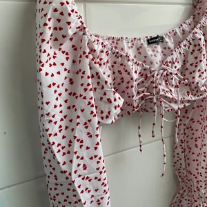 Fest topp - Fin topp från SHEIN som tyvärr är för liten för mig. Är en storlek L men skulle säga att den är som en M/S i storleken och passar inte folk med större byst. Frakt tillkommer.