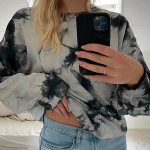 Collagetröja  - Mönstrad collagetröja från Junkyard som endast har kommit till användning två gånger 🤍 frakt ingår inte i priset