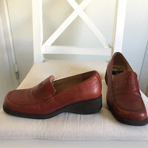 Röda Loafers, från Hispanitas strl 36 🔥 - Super stiliga, de som ser kanske lite slitna ut på bild men ser mycket bättre ut i verkligheten ✨   Säljer pga lite för små för mig, vilket verkligen är synd för de är sjukt snygga & stiliga, så kanske passar perfekt för en strl 36 🍓 