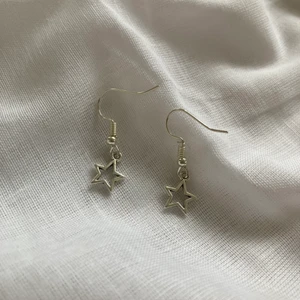 stjärn örhängen ⭐️ - jättefina örhängen med stjärnor i silver ⭐️ äskar !