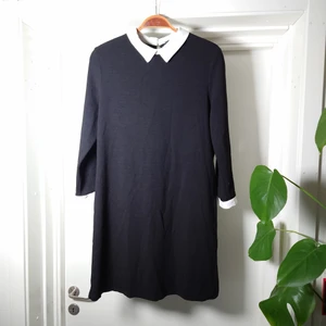 Svartvit klänning - Svart klänning med vit krage och ärmslut🍒