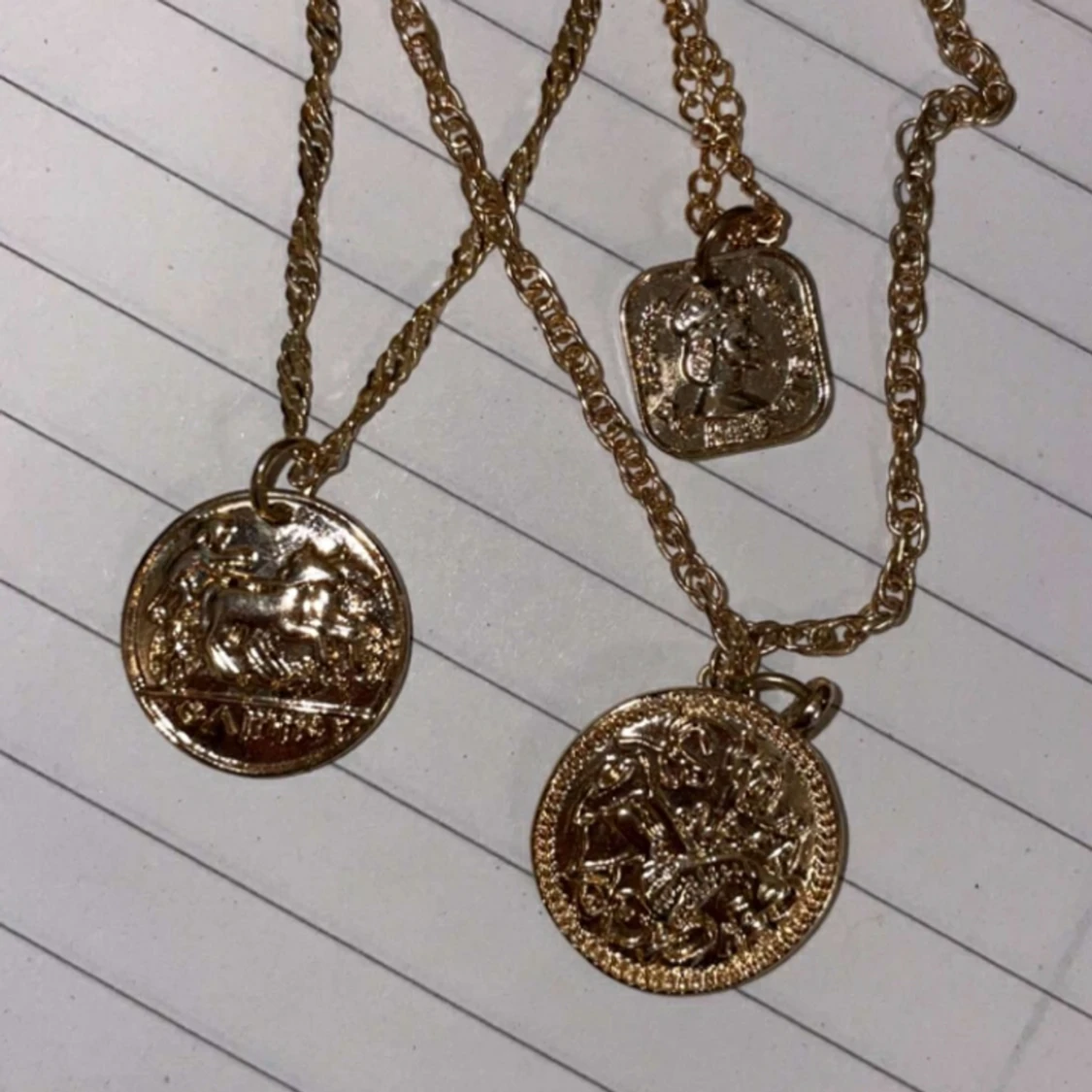 3 i en guld halsband  - 91