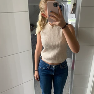 Stickad topp - Stickad topp/väst från Zara