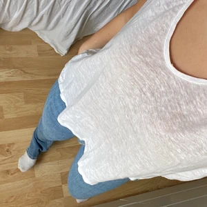 Tröja - Superskön tröja i tunt material, men den är ej genomskinlig. Den är köpt från H&M i storlek M. Skulle säga att den passar en S. Frakt tillkommer 💖