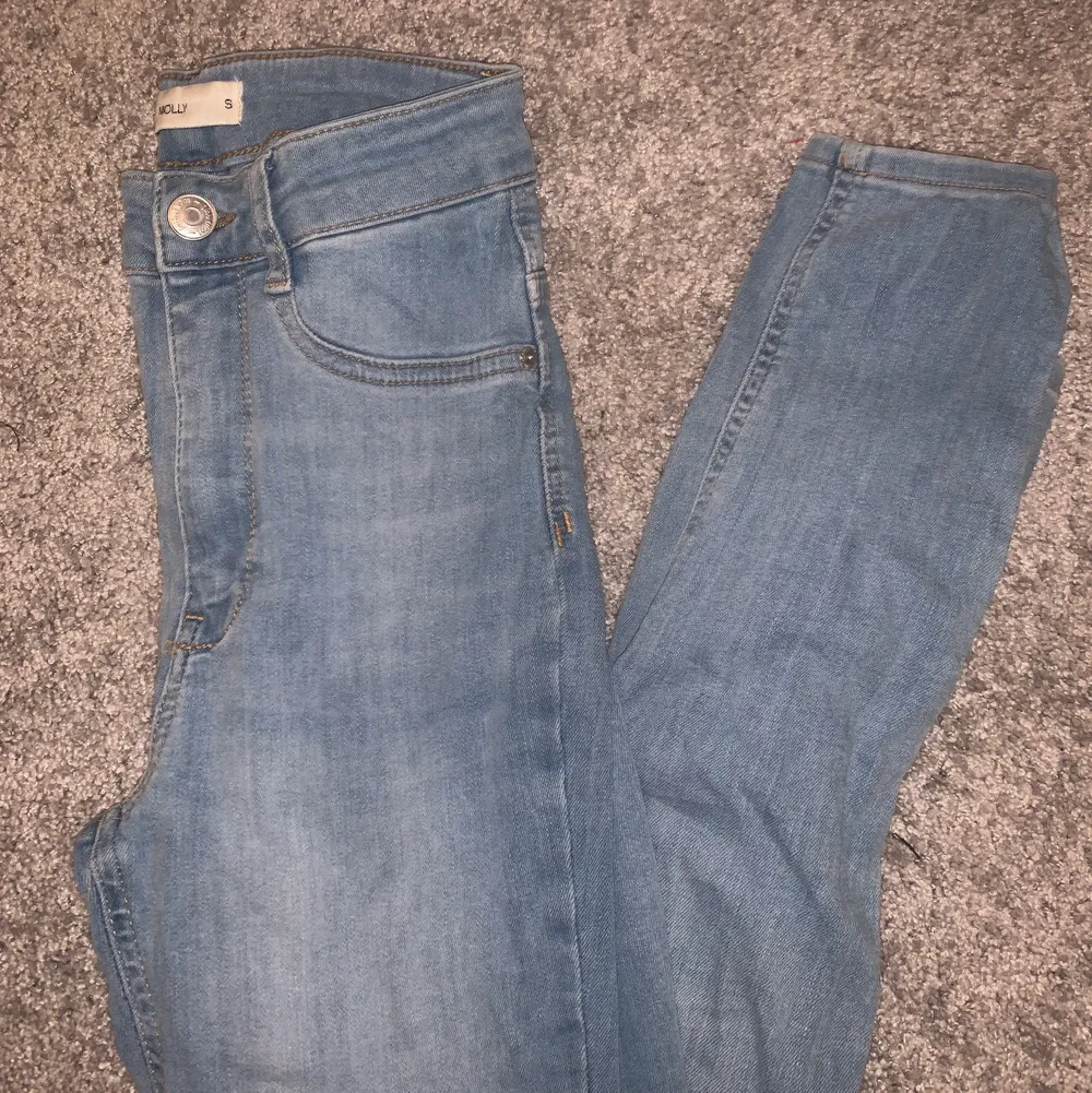 Jättefina jeans i storlek S (petite)  inga hål eller fläckar , molly highwaist (pris kan diskuteras). Jeans & Byxor.