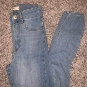 Jättefina jeans i storlek S (petite)  inga hål eller fläckar , molly highwaist (pris kan diskuteras)