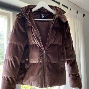 Brun vinterjacka - Supersnygg och skön jacka från Boohoo, perfekt till höst/vinter (speciellt vinter då den är supervarm). Använd en del men växt ur den nu, därav säljer jag den. Den är i XS men passar S också! Vid många intresserade blir det budgivning. Frakt är exkluderat i priset, meddela mig för vidare info eller frågor🥰