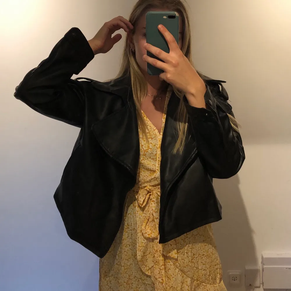 Säljer denna fake-läderjacka i kavajstuk från missguided då den tyvärr inte kommer till användning! Köpt för ett år sen, använd typ en gång! Kavaj-jackan har fickor på sidorna!!🔥 jackan är i storlek 38, lite overaized, men passar både 36-40 beroende på hur man vill att den ska sitta!🔥. Takit.
