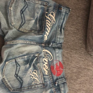 Låg midjade jeans med text på rumpan - Dom är sååå fina men lite för långa för mig som är 1,66. Jätte snygga me ett coolt skärp för dom är lite stora i midjan