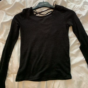 Svart långärmad tröja - Fin svart långärmad tröja. Storlek XS. 60kr + frakt om nt vi möts upp i Eskilstuna 🖤🖤🖤