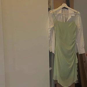 Limegrön festklänning - Festklänning i jätte bra skick köpt secondhand. Säljs för att den endast använts en gång. 