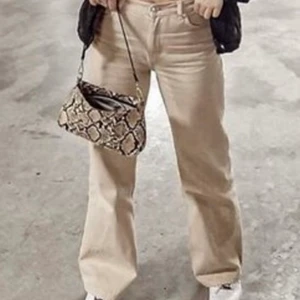 Jeans - Säljer dessa riktigt snygga Yoko beige jeans från Monki😍