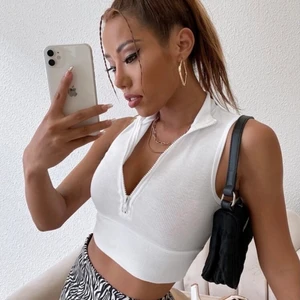 Topp - Snygg topp med dragkedja. Säljer då jag tycker den var lite för liten på mig, den är alltså aldrig använd (endast provad). Skulle säga att den passar någon som är mellan XS och S. Frakt tillkommer 💞