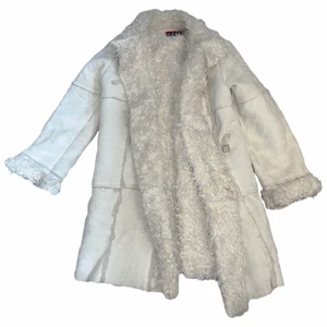 Vit kappa dkny - Vit/off white kappa från dkny. Supervarm, extremt skön och SNYGG!! Fluffig insida och pälsdetaljer på utsidan😍 Som en storlek s/m