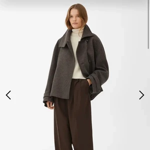 Arket Jacka - Säljer min fina jacka från ARKET då den inte kommit till användning. Jackan är i mkt fint skick, nästan aldrig använd och väldigt fin modell. Nypris ca 1600kr🌟 Buda från 600 privat!