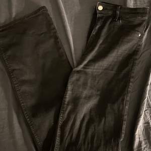 Svarta breda jeans, nästan helt oanvända 