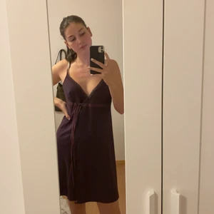 Mörklila klänning från Lindex  - Mörklila klänning från Lindex. Storlek s. Bra skick. Frakt tillkommer