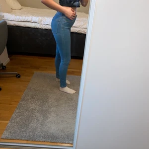 Ljusblå skinnyjeans - Ljusblå skinnyjeans. 