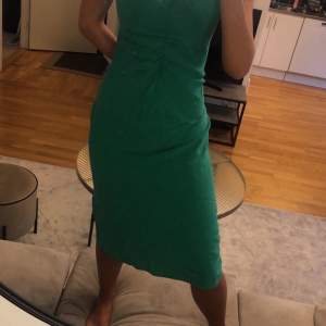 Jättefin grön klänning från zara som jag säljer då den är för stor för mig! Helt oanvänd med prislapp kvar 🥳