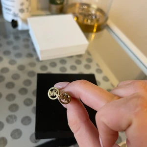 Örhängen  - Oanvända Mikael kors örhängen!