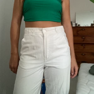 Vita sommarbyxor - Dom perfekta vita sommarbrallorna! 100 procent bomull och raka i benformen. Passar Medium bäst skulle jag tro men funkar för Small också om man vill ha dom lite mer loose. I felfritt skick!
