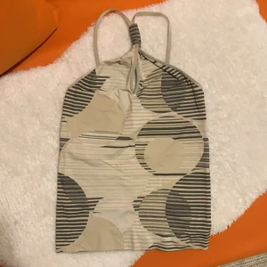 Topp - Snygg topp både till fest och vardags som tyvärr är för liten för mig. Storlek S-M men passar mer till en S 