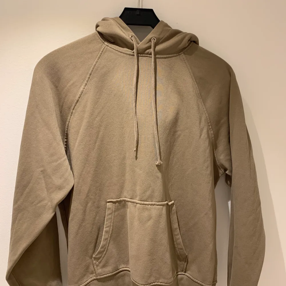 En beige/brun färgad hoodie från hm, sällan använd. Passar väldigt bra in nu i höst🍂 skulle nog säga att denna är lite oversized men inte allt för överdrivet.. Tröjor & Koftor.