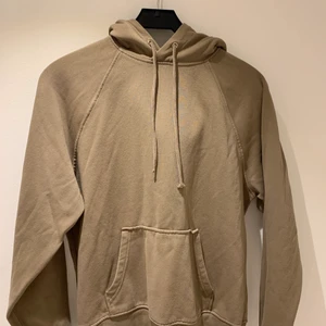 Hm hoodie - En beige/brun färgad hoodie från hm, sällan använd. Passar väldigt bra in nu i höst🍂 skulle nog säga att denna är lite oversized men inte allt för överdrivet.